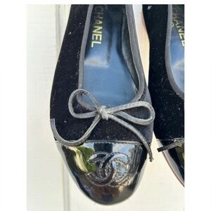 Chanel Black Velvet Ballet Flats With Patent Leather Toe, Size 36 (US 5.5 Women)